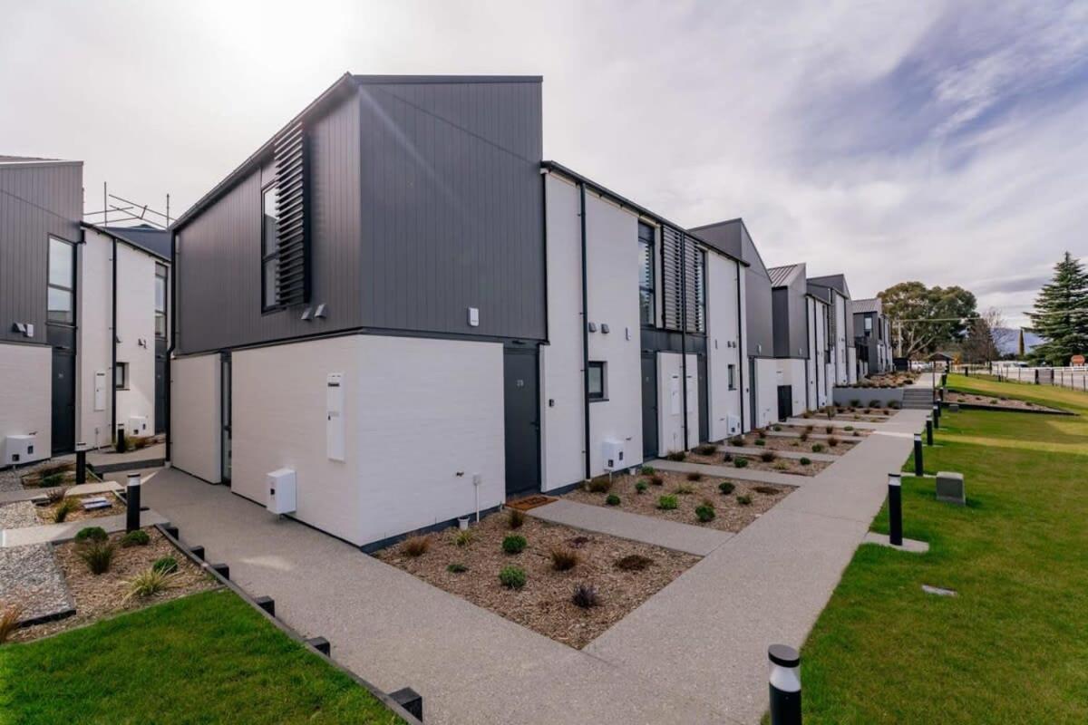 Alps And Lake Retreat Wanaka Albert Town Exterior foto